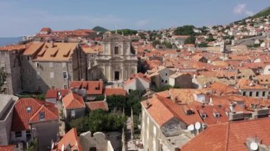 Dubrovnik 'in eski kasabası. Hırvatistan 'ın tarihi Dubrovnik kentinin hava manzarası. Akdeniz 'in ünlü turistik merkezi. Yaz. Adriyatik Denizi kıyısındaki eski liman.