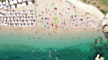 Dubrovnik 'in eski kasabası. Hırvatistan 'ın tarihi Dubrovnik kentinin hava manzarası. Akdeniz 'in ünlü turistik merkezi. Yaz. Kumsal. Tatiller.