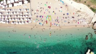 Dubrovnik 'in eski kasabası. Hırvatistan 'ın tarihi Dubrovnik kentinin hava manzarası. Akdeniz 'in ünlü turistik merkezi. Yaz. Kumsal. Tatiller.