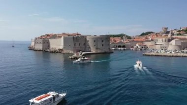 Dubrovnik 'in eski kasabası. Hırvatistan 'ın tarihi Dubrovnik kentinin hava manzarası. Akdeniz 'in ünlü turistik merkezi. Yaz. Adriyatik Denizi kıyısındaki eski liman.