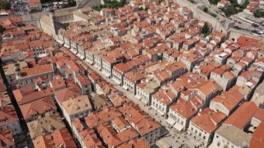 Dubrovnik 'in eski kasabası. Hırvatistan 'ın tarihi Dubrovnik kentinin hava manzarası. Akdeniz 'in ünlü turistik merkezi. Yaz. Adriyatik Denizi kıyısındaki eski liman.