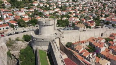 Dubrovnik 'in eski kasabası. Hırvatistan 'ın tarihi Dubrovnik kentinin hava manzarası. Akdeniz 'in ünlü turistik merkezi. Yaz. Adriyatik Denizi kıyısındaki eski liman.