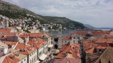 Dubrovnik 'in eski kasabası. Hırvatistan 'ın tarihi Dubrovnik kentinin hava manzarası. Akdeniz 'in ünlü turistik merkezi. Yaz. Adriyatik Denizi kıyısındaki eski liman.