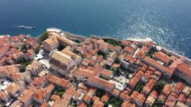 Dubrovnik 'in eski kasabası. Hırvatistan 'ın tarihi Dubrovnik kentinin hava manzarası. Akdeniz 'in ünlü turistik merkezi. Yaz. Adriyatik Denizi kıyısındaki eski liman.