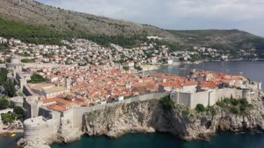 Dubrovnik 'in eski kasabası. Hırvatistan 'ın tarihi Dubrovnik kentinin hava manzarası. Akdeniz 'in ünlü turistik merkezi. Yaz. Adriyatik Denizi kıyısındaki eski liman.