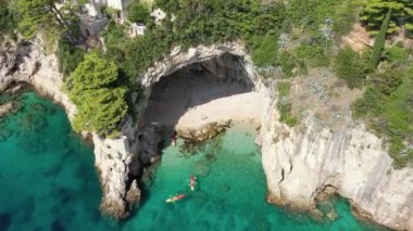 Dubrovnik Eski Şehir Duvarları ve Betina Mağara Sahili Kayak Turu. Havadan. Hırvatistan. Yaz. 