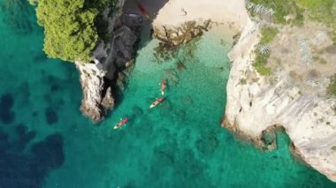 Dubrovnik Eski Şehir Duvarları ve Betina Mağara Sahili Kayak Turu. Havadan. Hırvatistan. Yaz. 