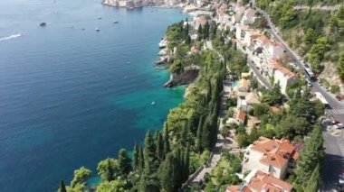 Dubrovnik Eski Şehir Duvarları ve Betina Mağara Sahili Kayak Turu. Havadan. Hırvatistan. Yaz. 