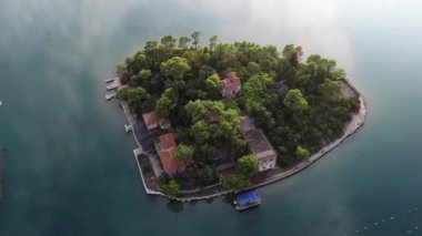 Peljesac yarımadasındaki Mali Ston Körfezi 'nin insansız hava aracı görüntüsü. Turkuaz deniz suyunda istiridye çiftlikleri. Hayat Adası. Küçük bir balıkçı köyü. Yaz.