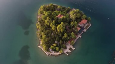 Peljesac yarımadasındaki Mali Ston Körfezi 'nin insansız hava aracı görüntüsü. Turkuaz deniz suyunda istiridye çiftlikleri. Hayat Adası. Küçük bir balıkçı köyü. Yaz.