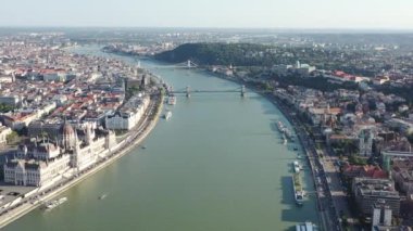 Budapeşte 'deki Macar Parlamento Binası' nın havadan görünüşü. Macaristan 'ın başkentinin gündüz manzarası. Yaz. 