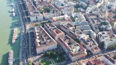 Eski havadan panoramik manzara. Turistik manzaralı tarihi şehir merkezinin akşam çekimleri. Budapeşte, Macaristan. Yaz. Trajik. Yaşam biçimi.