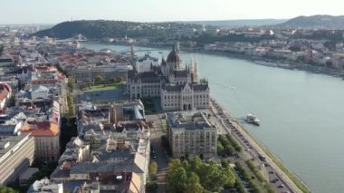 Budapeşte 'deki Macar Parlamento Binası' nın havadan görünüşü. Macaristan 'ın başkentinin gündüz manzarası. Yaz. 