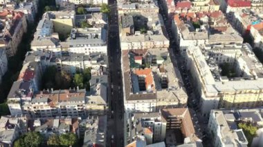 Eski havadan panoramik manzara. Turistik manzaralı tarihi şehir merkezinin akşam çekimleri. Budapeşte, Macaristan. Yaz. Trajik. Yaşam biçimi.