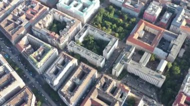 Eski havadan panoramik manzara. Turistik manzaralı tarihi şehir merkezinin akşam çekimleri. Budapeşte, Macaristan. Yaz. Trajik. Yaşam biçimi.