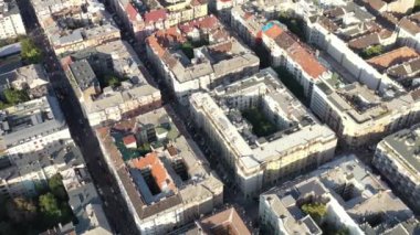 Eski havadan panoramik manzara. Turistik manzaralı tarihi şehir merkezinin akşam çekimleri. Budapeşte, Macaristan. Yaz. Trajik. Yaşam biçimi.