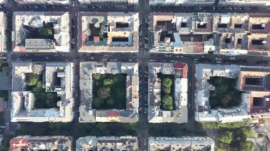 Eski havadan panoramik manzara. Turistik manzaralı tarihi şehir merkezinin akşam çekimleri. Budapeşte, Macaristan. Yaz. Trajik. Yaşam biçimi.