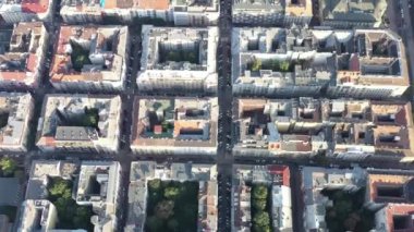 Eski havadan panoramik manzara. Turistik manzaralı tarihi şehir merkezinin akşam çekimleri. Budapeşte, Macaristan. Yaz. Trajik. Yaşam biçimi.