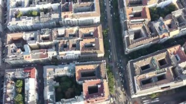 Eski havadan panoramik manzara. Turistik manzaralı tarihi şehir merkezinin akşam çekimleri. Budapeşte, Macaristan. Yaz. Trajik. Yaşam biçimi.