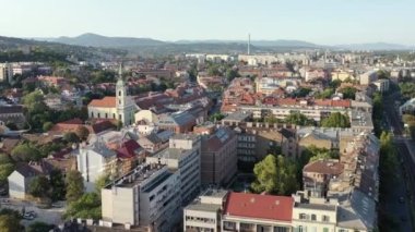 Eski havadan panoramik manzara. Turistik manzaralı tarihi şehir merkezinin akşam çekimleri. Budapeşte, Macaristan. Yaz. Trajik. Yaşam biçimi.