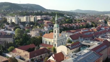 Eski havadan panoramik manzara. Turistik manzaralı tarihi şehir merkezinin akşam çekimleri. Budapeşte, Macaristan. Yaz. Trajik. Yaşam biçimi.