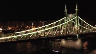 Budapeşte 'deki Tuna Nehri üzerindeki yeşil Özgürlük Köprüsü. Havadan. Yaz. Aydınlatılmış. Gece. 