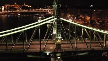 Budapeşte 'deki Tuna Nehri üzerindeki yeşil Özgürlük Köprüsü. Havadan. Yaz. Aydınlatılmış. Gece. 