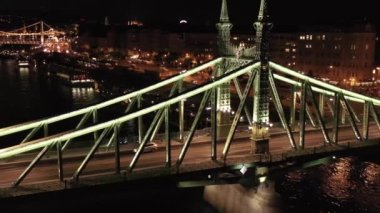 Budapeşte 'deki Tuna Nehri üzerindeki yeşil Özgürlük Köprüsü. Havadan. Yaz. Aydınlatılmış. Gece. 