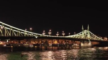 Budapeşte 'deki Tuna Nehri üzerindeki yeşil Özgürlük Köprüsü. Havadan. Yaz. Aydınlatılmış. Gece. 