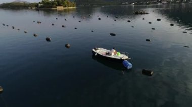 Peljesac yarımadasındaki Mali Ston Körfezi 'nin insansız hava aracı görüntüsü. Turkuaz deniz suyunda istiridye çiftlikleri. Hayat Adası. Küçük bir balıkçı köyü. Yaz.
