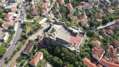 Herceg Novi Montenegro - Adriyatik Denizi kıyısındaki Boka Kotor Körfezi 'nin kıyı kasabası. Havadan. Yaz. Tekneler ve kumsallar