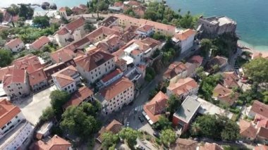 Herceg Novi Montenegro - Adriyatik Denizi kıyısındaki Boka Kotor Körfezi 'nin kıyı kasabası. Havadan. Yaz. Tekneler ve kumsallar