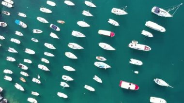 Herceg Novi Montenegro - Adriyatik Denizi kıyısındaki Boka Kotor Körfezi 'nin kıyı kasabası. Havadan. Yaz. Tekneler ve kumsallar