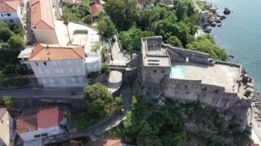 Herceg Novi Montenegro - Adriyatik Denizi kıyısındaki Boka Kotor Körfezi 'nin kıyı kasabası. Havadan. Yaz. Tekneler ve kumsallar