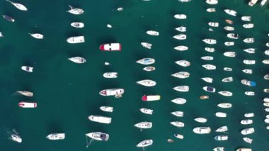 Herceg Novi Montenegro - Adriyatik Denizi kıyısındaki Boka Kotor Körfezi 'nin kıyı kasabası. Havadan. Yaz. Tekneler ve kumsallar