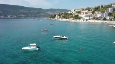Herceg Novi Montenegro - Adriyatik Denizi kıyısındaki Boka Kotor Körfezi 'nin kıyı kasabası. Havadan. Yaz. Tekneler ve kumsallar