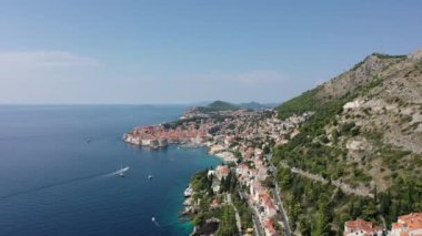 Dubrovnik 'in eski kasabası. Hırvatistan 'ın tarihi Dubrovnik kentinin hava manzarası. Akdeniz 'in ünlü turistik merkezi. Yaz. Adriyatik Denizi kıyısındaki eski liman.