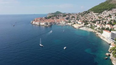 Dubrovnik 'in eski kasabası. Hırvatistan 'ın tarihi Dubrovnik kentinin hava manzarası. Akdeniz 'in ünlü turistik merkezi. Yaz. Adriyatik Denizi kıyısındaki eski liman.