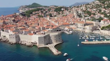 Dubrovnik 'in eski kasabası. Hırvatistan 'ın tarihi Dubrovnik kentinin hava manzarası. Akdeniz 'in ünlü turistik merkezi. Yaz. Adriyatik Denizi kıyısındaki eski liman.