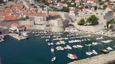 Dubrovnik 'in eski kasabası. Hırvatistan 'ın tarihi Dubrovnik kentinin hava manzarası. Akdeniz 'in ünlü turistik merkezi. Yaz. Adriyatik Denizi kıyısındaki eski liman.