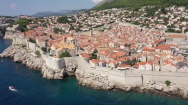 Dubrovnik 'in eski kasabası. Hırvatistan 'ın tarihi Dubrovnik kentinin hava manzarası. Akdeniz 'in ünlü turistik merkezi. Yaz. Adriyatik Denizi kıyısındaki eski liman.