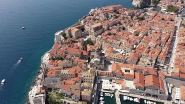 Dubrovnik 'in eski kasabası. Hırvatistan 'ın tarihi Dubrovnik kentinin hava manzarası. Akdeniz 'in ünlü turistik merkezi. Yaz. Adriyatik Denizi kıyısındaki eski liman.