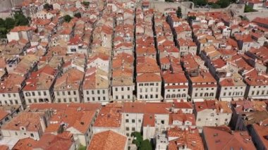 Dubrovnik 'in eski kasabası. Hırvatistan 'ın tarihi Dubrovnik kentinin hava manzarası. Akdeniz 'in ünlü turistik merkezi. Yaz. Adriyatik Denizi kıyısındaki eski liman.