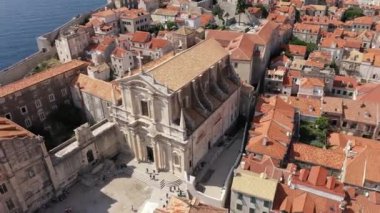 Dubrovnik 'in eski kasabası. Hırvatistan 'ın tarihi Dubrovnik kentinin hava manzarası. Akdeniz 'in ünlü turistik merkezi. Yaz. Adriyatik Denizi kıyısındaki eski liman.