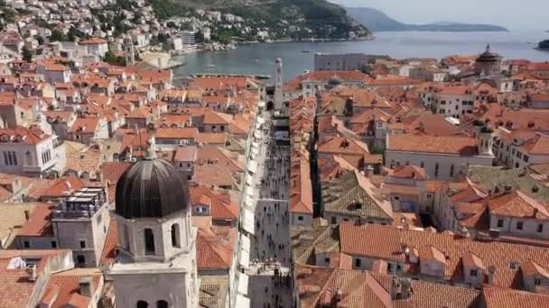 杜布罗夫尼克老城克罗地亚历史名城杜布罗夫尼克的空中景观 地中海著名的旅游胜地 亚得里亚海边的老港口 — 图库视频影像