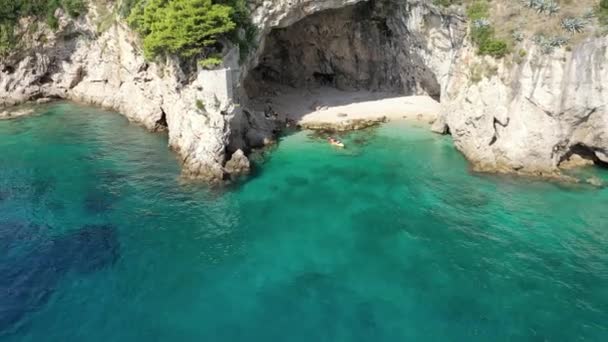 Dubrovnik Altstadt Mauern Und Betina Höhle Strand Kajak Tour Antenne — Stockvideo