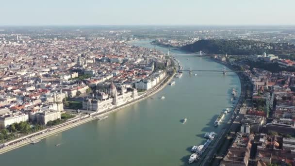 布达佩斯匈牙利议会大楼的空中景观 匈牙利首都城白天的风景 — 图库视频影像