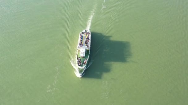 Sebuah Kapal Pesiar Dengan Wisatawan Berlayar Sepanjang Sungai Donau Udara — Stok Video