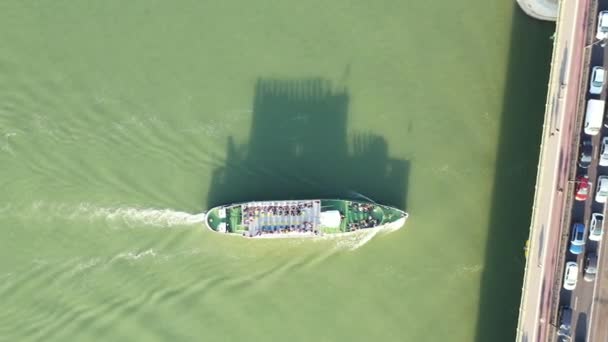 一艘载有游客的游船沿着多瑙河航行 匈牙利布达佩斯 — 图库视频影像