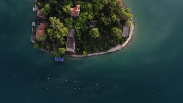 位于佩列萨茨半岛上的马里斯坦湾的无人驾驶飞机图像 绿松石海水中的牡蛎养殖场 生命岛 小渔村夏天 — 图库视频影像